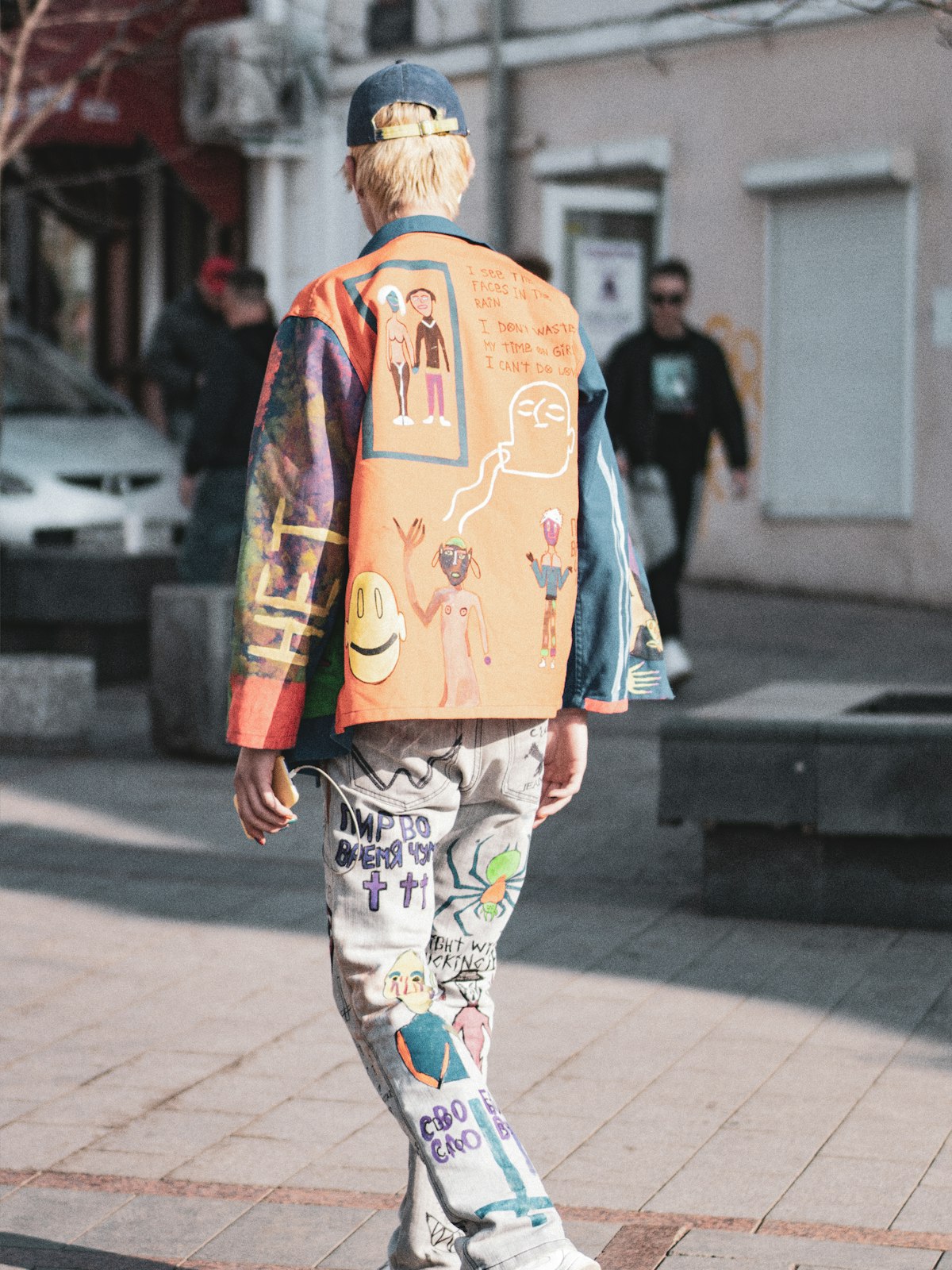 Street look in an orange and white set, walking a sidewalk